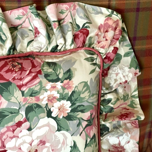 Croscill ๐
๐ข๐๐๐๐๐ Square Flower Pillow - Picture 4 of 5